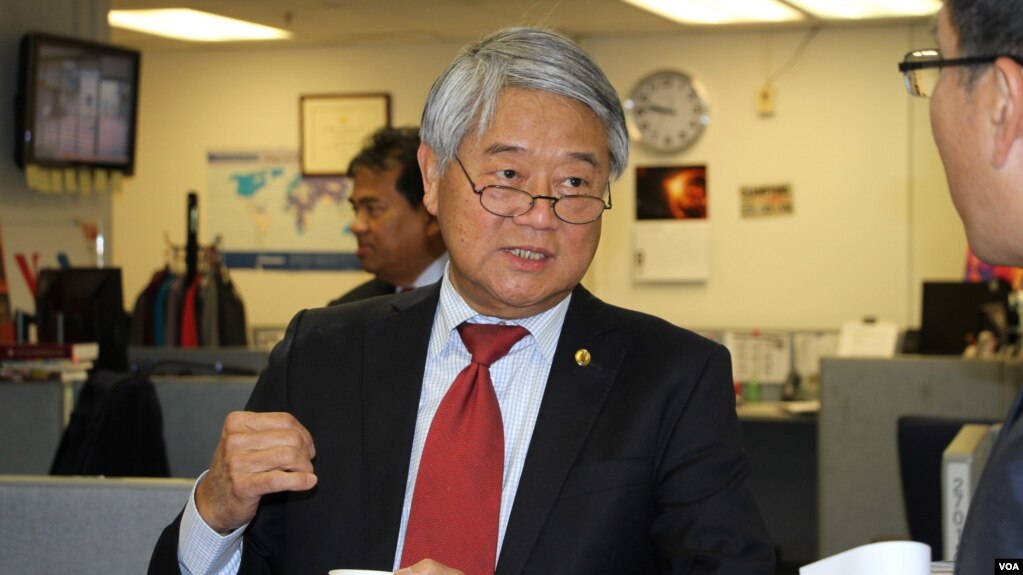 Hong Lim, a member of the Victorian Legislative Assembly since 1996, visited VOA headquarters in Washington DC, October 5, 2017. (Ten Soksreinith/VOA Khmer) 