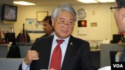 Hong Lim, a member of the Victorian Legislative Assembly since 1996, visited VOA headquarters in Washington DC, October 5, 2017. (Ten Soksreinith/VOA Khmer) 