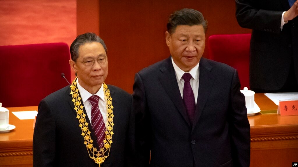 中国领导人习近平在全国抗击新冠肺炎疫情表彰大会上给钟南山授勋。（2020年9月8日）(photo:VOA)