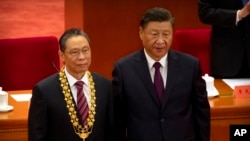 中国国家主席习近平在北京人民大会堂举行的全国抗击新冠肺炎疫情表彰大会上向中国流行病专家钟南山授予“共和国勋章”。（2020年9月8日）
