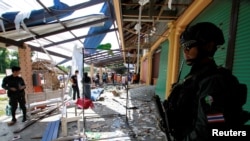 3일 태국 남부 송클라 지역에서 폭탄테러가 발생한 가운데 군인들이 현장을 조사하고 있다.