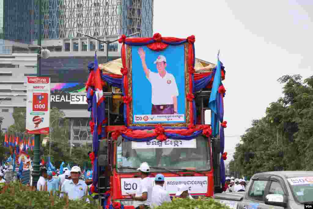 គណបក្សប្រជាជនកម្ពុជាដែលកំពុងដឹកនាំរដ្ឋាភិបាល នៅព្រឹកថ្ងៃសៅរ៍នេះ បានចាប់ផ្តើមយុទ្ធនាការឃោសនាបោះឆ្នោតដែលធំជាងគណបក្សនយោបាយផ្សេងៗ នៅរាជធានីភ្នំពេញ ថ្ងៃសៅរ៍ ទី២៩ ខែកក្កដា ឆ្នាំ២០១៨។ (ស៊ុន ណារិន/VOA)