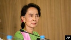ຜູ້ນຳ​ພັກ​ຝ່າຍ​ຄ້ານ​ ຂອງ​ມຽນມາ ທ່ານ​ນາງ Aung San Suu Kyi ປາກົດໂຕ ເມື່ອວັນທີ 13 ພະຈິກ 2014 ໃນພາບ ທີ່ເນປີຕໍ ປະເທດມຽນມາ.