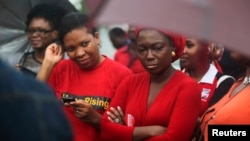ພວກເຄື່ອນໄຫວ ກົດດັນໃຫ້ ລັດຖະບານໄນຈີເຣຍ ຊອກຫາ ເດັກນັກຮຽນຍິງທີ່ຖືກລັກພາຕົວໄປ ເມື່ອເດືອນເມສາຜ່ານມາ ໃນການໂຮມຊຸມນຸມປຸກລະດົມໃນຫົວຂໍ້ "Bring Back Our Girls" ຢູ່ທີ່ເມືອງ Lagos ເມື່ອວັນທີ 5 ກໍລະກົດ 2014.