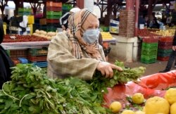 Seorang warga Tunisia berbelanja untuk kebutuhan menjelang Ramadan, di sebuah pasar di Tunisia, Kamis, 23 April 2020.