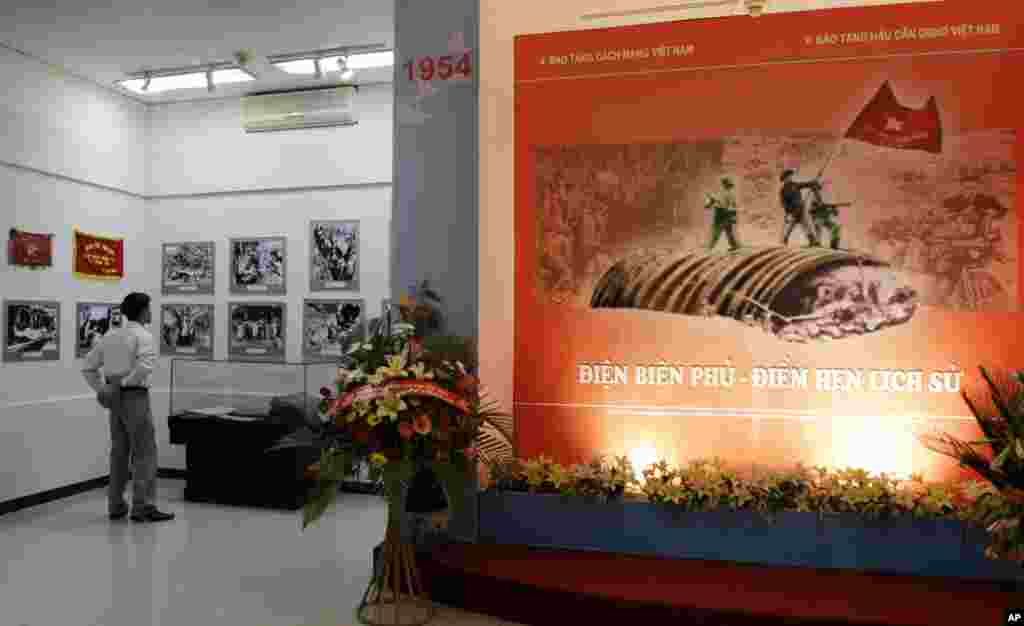 Triển lãm chiến thắng Điện Biên Phủ với hình ảnh lịch sử cắm cờ trên nóc hầm Tướng De Castries tại Viện Bảo tàng tại Hà Nội, ngày 7/5/2009. (AP Photo/Chitose Suzuki)
