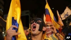 Para pendukung kandidat capres Guillermo Lasso berunjuk rasa dekat Dewan Pemilu Nasional di Quito, Ekuador hari Minggu, 2 April 2017 (foto: AP Photo/Dolores Ochoa)