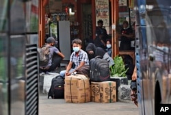Para penumpang menunggu kedatangan bus untuk mudik di terminal bus Kalideres, Jakarta, Rabu, 5 Mei 2021.