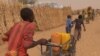 Des enfants apportent de l'eau dans le camp de réfugiés d'Assaga, Diffa, Niger, le 17 avril 2017. (VOA/Nicolas Pinault)