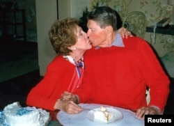 Một bức ảnh chụp hai vợ chồng Reagan vào năm 2000 nhân dịp sinh nhật lần thứ 89 của cựu thổng thống.
