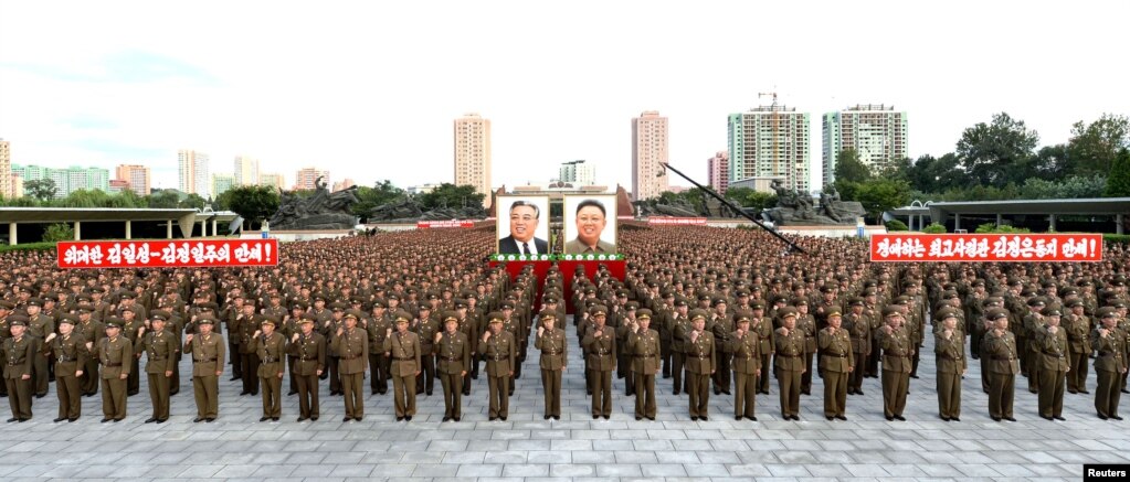 朝鲜中央通讯社（KCNA）2017年8月11日发布的这张照片显示， 在平壤，朝鲜人民保安部人员于2017年8月10日集会，全力支持朝鲜政府声明。平壤指责美国总统川普正将朝鲜半岛推向核战争的边缘。