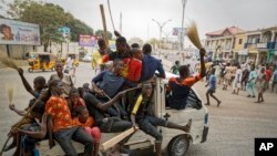 Bamwe mu bayoboke b'ishyaka rya Perezida Muhammadu Buhari mu mujyi wa Kano, tariki ya 27/02/2019 