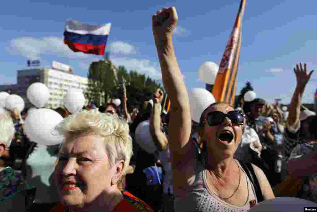 Pro-Russian women shout slogans during a demonstration against Sunday&#39;s Ukrainian elections in Donetsk&#39;s Lenin Square, Ukraine, May 24, 2014.