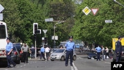 Міліціонер стоїть неподалік місця вибуху в Дніпропетровську