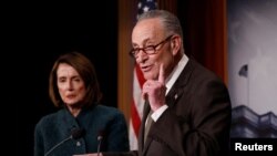 Lidè minorite demokrat la nan Sena a, Chuck Schumer (adwat) avèk lidè minorite a nan Chanm Bas la, Nancy Pelosi, ki tap pale nan yon konferans pou laprès apre lejislasyon sou depans deferal yo te pase nan Kongrè a (Washington, 22 mas 2018).