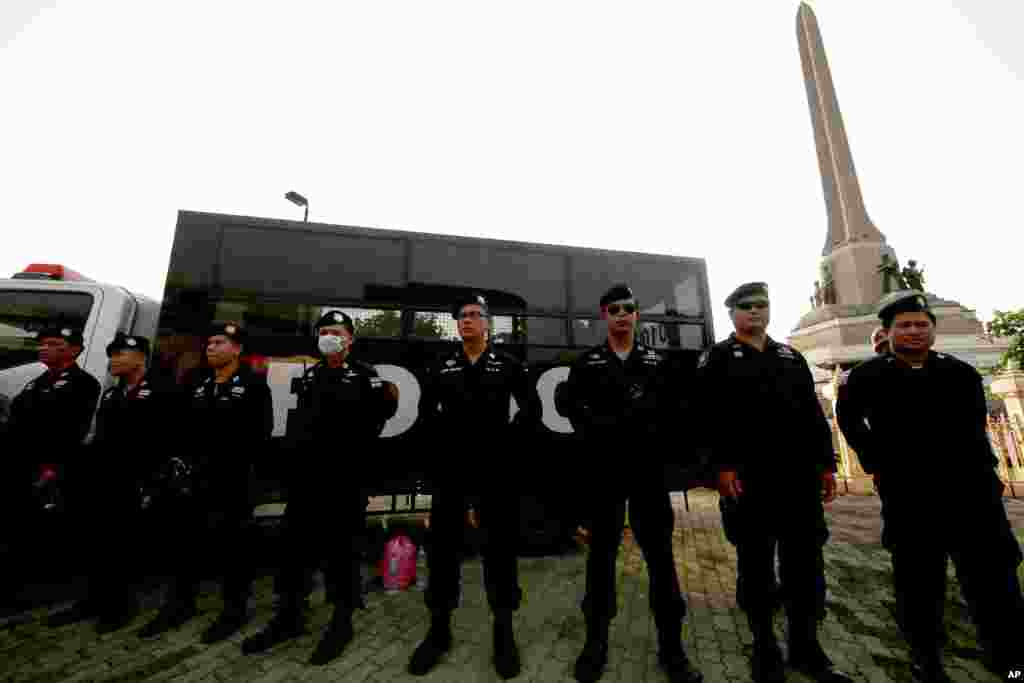 Beberapa polisi Thailand berjaga-jaga mencegah demonstrasi anti-kudeta di Monumen Kebangsaan, Senin (2/6), Bangkok. (AP/Wason Wanichakorn)