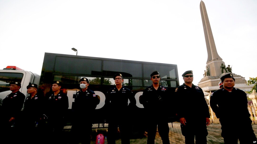 Para petugas kepolisian mengamankan sekitar Tugu Kemenangan di Bangkok, Thailand (1/6).