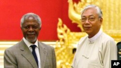 Mantan Sekjen PBB, Kofi Annan (kiri) berjabat tangan dengan Presiden Myanmar Htin Kyaw di Naypyitaw, Myanmar, 8 September 2016 ((AP Photo/Aung Shine Oo) 