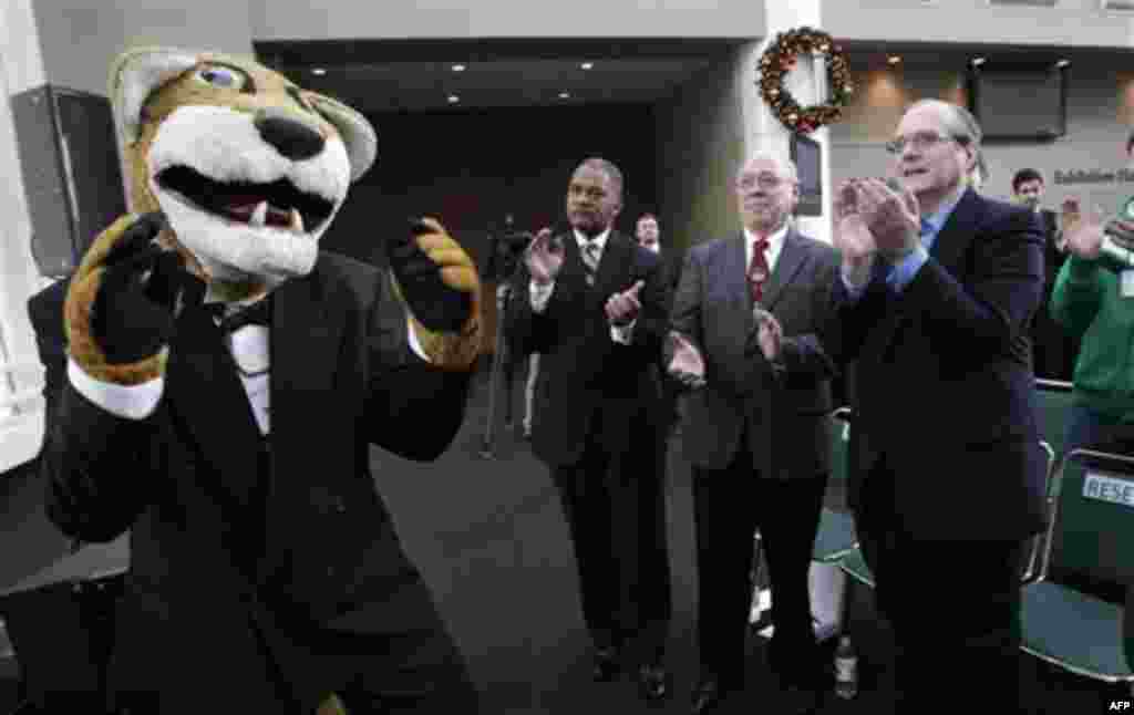 Microsoft co-founder Paul Allen, right, campaign chairman Scott Carson, second right, and Washington State University president Elson Floyd applaud with school mascot Butch at a fund-raising campaign kick-off for the school Thursday, Dec. 2, 2010, in Seat