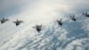 အမေရိကန်နိုင်ငံ Utah ပြည်နယ်ရှိ လေတပ်စခန်း တခုကနေ ပျံသန်းသွားတဲ့ F-35 အဆင့်မြင့် တိုက်လေယာဉ်များကို။ (မေ ၀၂၊ ၂၀၁၇)