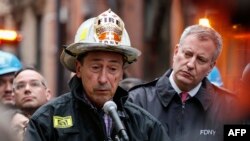 El comisionado de bomberos de Nueva York, Daniel Nigro (izquierda) y el alcalde Bill de Blasio (derecha) en una foto de archivo de marzo de 2015.