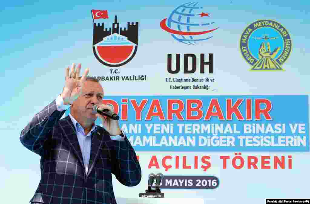 Cumhurbaşkanı Erdoğan Diyarbakır'da yaptığı ziyaretteki konuşmasında, Suriye'de bir Amerikan askerinin YPG arması taktığını gösteren fotoğraflara değindi ve ABD'yi kınadı. 