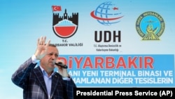 Turkish President Recep Tayyip Erdogan addresses a rally in the mainly Kurdish city of Diyarbakir, May 28, 2016. 