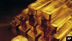 ราคาหุ้นและทรัพย์สินในอเมริกาตกต่ำ ผู้คนหันไปซื้อทองคำมาเก็บแทนที่ ทำให้ราคาทองคำพุ่งสูงขึ้นอย่างไม่หยุดยั้ง