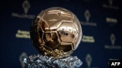 Le trophée du Ballon d'Or exposé lors d'une conférence de presse à Paris, France, le 19 septembre 2019.