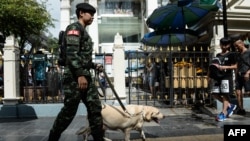 Seorang tentara Thailand melakukan penjagaan keamanan di kuil Erawan di Bangkok, Jumat (12/8). 