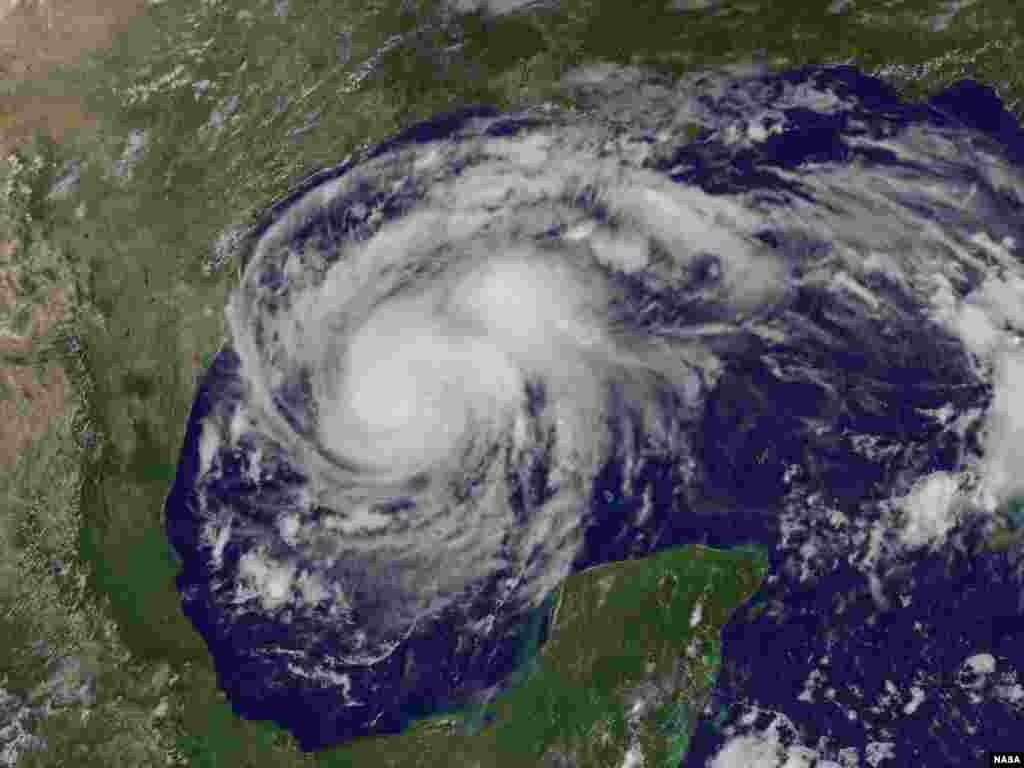 سمندری طوفان &#39;ہاروی&#39; کی سیٹیلائٹ سے لی گئی ایک تصویر