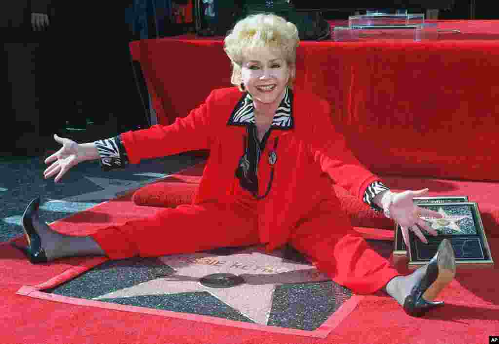 La actriz Debbie Reynolds posa junto a su segunda estrella en el Camino de la Fama en Hollywood, 1997. &nbsp;