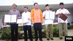 Ketua KPU Husni Kamil Manik (tengah) bersama pasangan Capres-Cawapres Jokowi dan Jusuf Kalla (kiri) dan Prabowo Subianto-Hatta Rajasa (foto: dok).