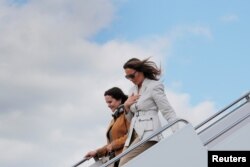 Karen Pence, la esposa del vicepresidente de EE.UU. Mike Pence, y Melania Trump, primera dama de la nación bajan del avión que las llevó a una visita a Fort Bragg, en Carolina del Norte, una de las bases militares más grandes del país. Abril 15 de 2019.