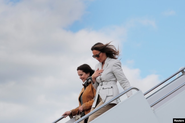 Karen Pence, la esposa del vicepresidente de EE.UU. Mike Pence, y Melania Trump, primera dama de la nación bajan del avión que las llevó a una visita a Fort Bragg, en Carolina del Norte, una de las bases militares más grandes del país. Abril 15 de 2019.