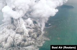 Kolom asap membubung dari letusan Gunung Anak Krakatau, 23 Desember 2018, dalam foto yang diambil dari media sosial. (Foto: Susi Air via Reuters).
