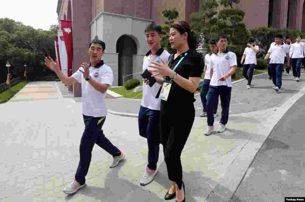 국제태권도연맹(ITF) 북한 태권도시범단이 29일 경기도 용인시 경희대학교 국제캠퍼스를 방문해 학교를 둘러보고 있다.