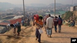 지난해 11월 방글라데시 발루칼리(Balukhali) 난민 캠프에서 남성이 가스 실린더를 어깨에 메고 걷고 있다. (자료사진) 