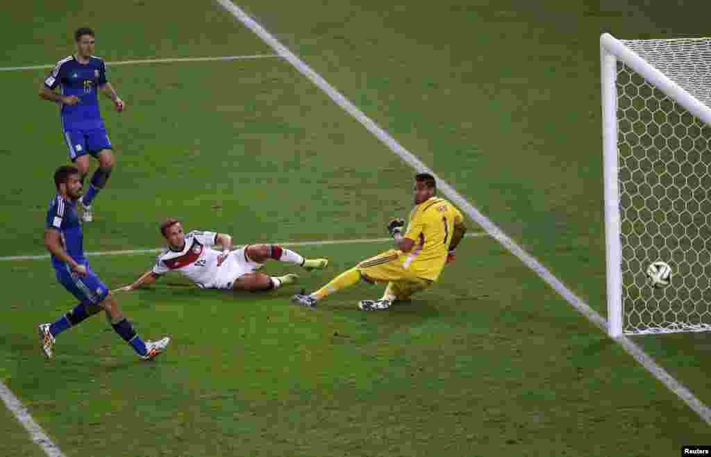 O golo de Mario Goetze, deixando para trás os argentinos Martin Demichelis e Ezequiel Garay. Na baliza o guarda-redes&nbsp; Sergio Romero. Estádio do Maracanã, Rio de Janeiro, Julho 13, 2014.