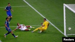 Mjerumani Mario Goetze akipachika goli pekee la ushindi kumpita kipa wa Argentina Sergio Romero wakati wa muda ziada katika uwanja wa Maracana, Rio de Janeiro, July 13, 2014.