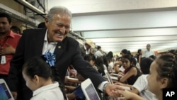 El actual vicepresidente salvadoreño, Salvador Sánchez Cerén, hace campaña en una escuela de San Salvador. El domingo son las elecciones presidenciales en este país centroamericano.