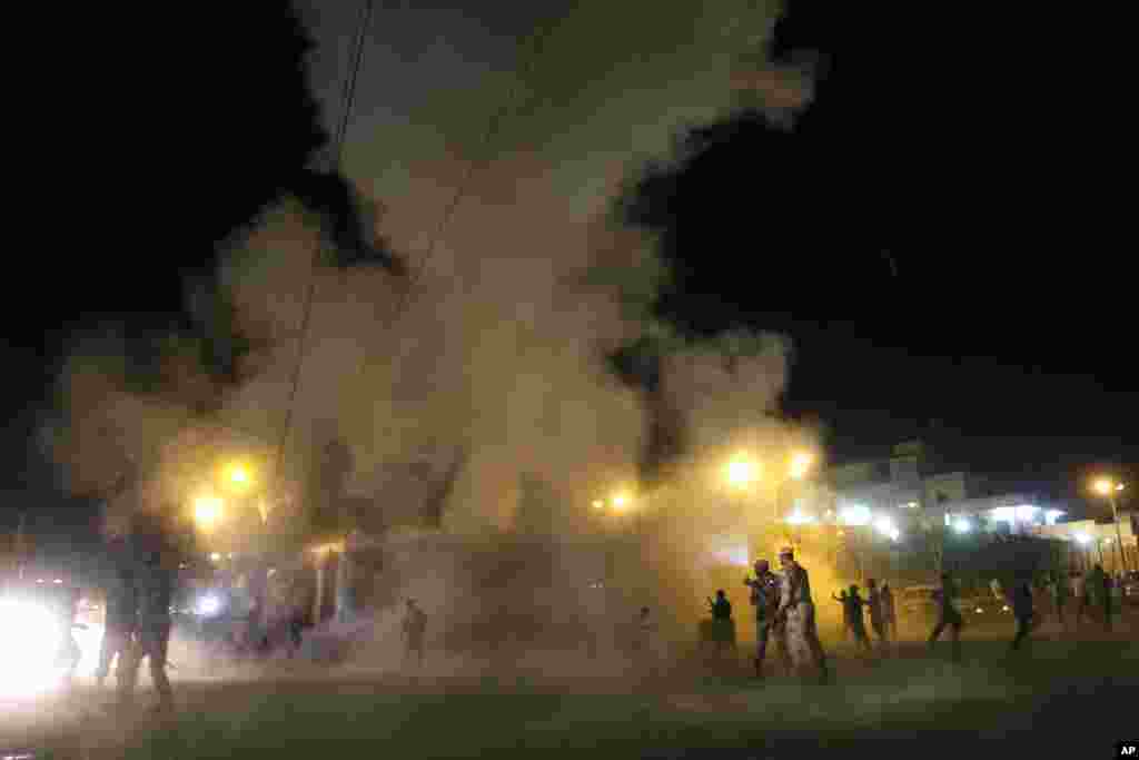 People run away after a blast outside a Shi'ite mosque, Karachi, Pakistan, November 21, 2012.