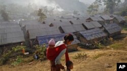 Các vụ không kích của quân đội Miến Ðiện đã buộc hàng ngàn người sắc tộc Kachin phải bỏ chạy lánh nạn.