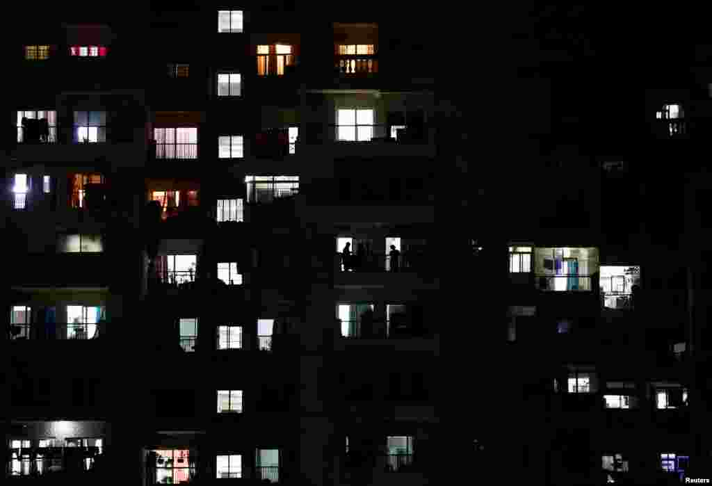 فلٹس یا مختلف اپارٹمنٹس میں رہنے والے افراد نے نو بجتے ہیں بالکونیوں میں چراغ کرنا شروع کر دیا۔ دہلی کے قریب واقع میڈیا سٹی نوئیڈا کی تمام رہائشی عمارات بھی روشن کی گئیں۔ &nbsp; &nbsp; 