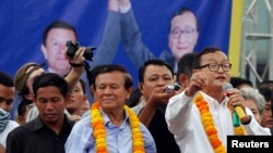柬埔寨反對派領導人桑蘭西(中)