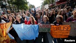 Para murid SMA di Paris berdemonstrasi memrotes pendeportasian seorang siswa asal Kosovo, Leonarda Dibrani dan siswa lain asal Armenia. (Reuters/Benoit Tessier) 