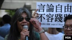 香港社民連前立法會議員梁國雄。(美國之音湯惠芸拍攝)