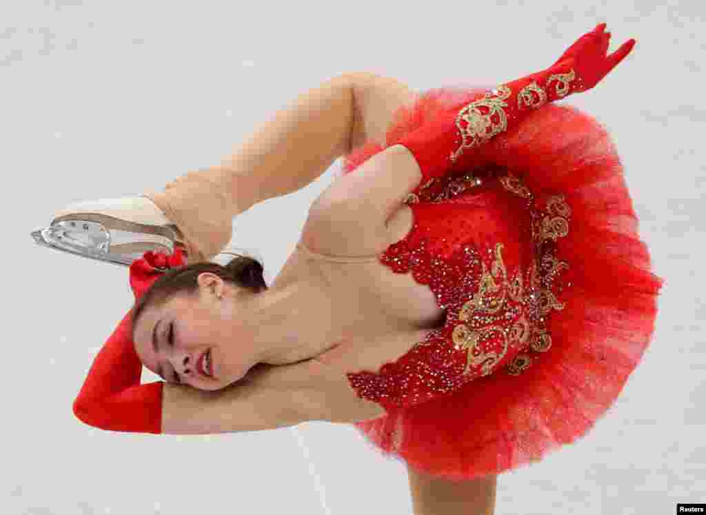 来自俄罗斯的奥运选手 Alina Zagitova 参加平昌冬奥会花样滑冰比赛（2018年2月12日）