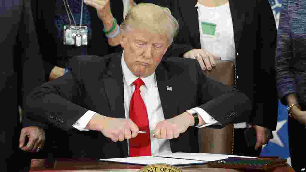 Le président Donald Trump signe un décret pour construire le mur frontalier au département de sécurité à Washington, le 25 janvier 2017.