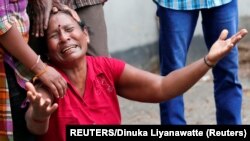 스리랑카에서 21일 8건의 연쇄 폭발 사건이 발생한 가운데 희생자 유족이 오열하고 있다. 